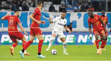 ?? A ence France-presse ?? ↑
Marseille’s Dimitri Payet (centre) is challenged by Angers’ players during their French League match in Marseille.