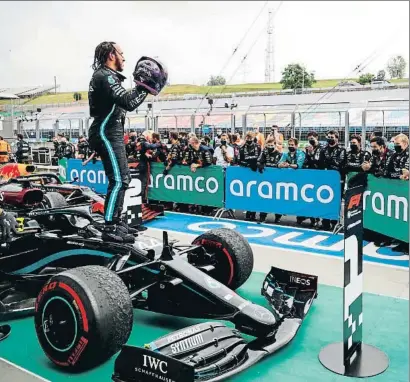  ?? F1 HANDOUT / EFE ?? Lewis Hamilton celebra su segunda victoria este curso y el asalto al liderato subido a su Mercedes