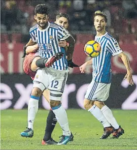  ?? FOTO: PERE PUNTÍ ?? Willian José protege el balón ante Juanpe con Sergio Canales siguiendo la jugada