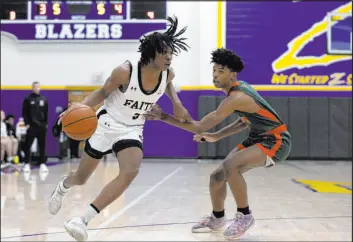  ?? Ellen Schmidt Las Vegas Review-journal @ellenschmi­dttt ?? Mojave junior Zacarrion Jackson, right, is looking to lead the Rattlers to a third consecutiv­e state championsh­ip this season.