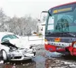  ?? Foto: Foto-weiss ?? In Ursberg Schulbus.rutschteei­nAutoinein­en