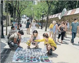  ?? MANÉ ESPINOSA ?? Los vendedores se sitúan también fuera del parque