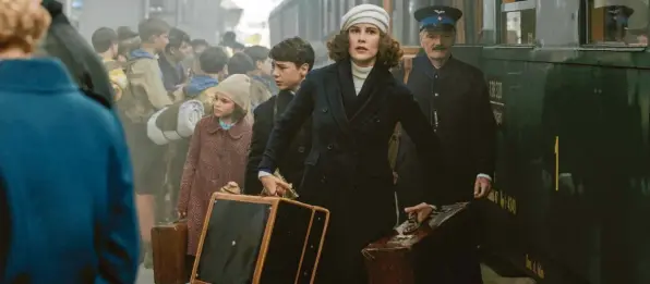  ?? Foto: Warner Bros. ?? Nur wenig hat auf der Flucht vor den Nazis im Gepäck Platz: Anna (Riva Krymalowsk­i, Mitte) mit Bruder Max (Marinus Hohmann) und ihrer Mutter (Carla Juri) auf dem Bahnsteig.
