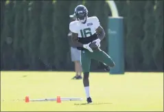  ?? SETH WENIG - THE ASSOCIATED PRESS ?? New York Jets’ Jeff Smith makes a catch during practice at the NFL football team’s training camp in Florham Park, N.J.,