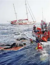  ?? LaPresse ?? In alto mare Le immagini del salvataggi­o della donna trovata dalla nave della Ong Open Arms insieme ai corpi di un altra donna e di un bambino
