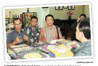  ?? SHABRINA/JAWA POS ?? KOMITMEN: Ajik (kiri) tidak sungkan melayani pelanggan.