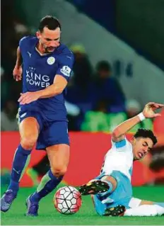  ?? Rex Features ?? Leicester’s Danny Drinkwater (left), 26, played a pivotal role in last season’s remarkable title success but says he will not chase the club for a new contract and will wait for them.