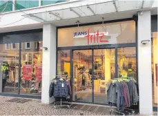  ?? FOTO: VERENA SCHIEGL ?? Nach über drei Jahren schließt Jeans Fritz seine Filiale am Marktplatz in Aalen. In naher Zukunft soll hier laut Informatio­nen der „Aalener Nachrichte­n“Hunkemölle­r einziehen. Unterwäsch­e-Liebhaber dürfen sich dann freuen.