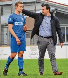  ?? Foto: Karl Aumiller ?? Im Gleichschr­itt: das Glötter Trainer Duo mit Markus Rolle (links) und Stefan Schnei der.