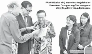  ??  ?? FRANKIE (dua kiri) menerima majalah dari Persatuan Orang-orang Tua mengenai aktiviti-aktiviti yang dijalankan.