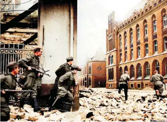  ?? ?? Above right: The Red Army fights it way to the Chanceller­y in the streets of Berlin, April 1945