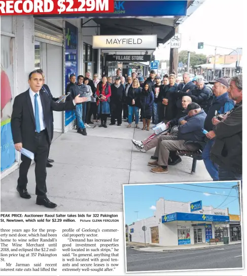  ?? Picture: GLENN FERGUSON ?? PEAK PRICE: Auctioneer Raoul Salter takes bids for 322 Pakington St, Newtown, which sold for $2.29 million.