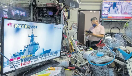  ?? ?? Las maniobras chinas, transmitid­as por un canal taiwanés en un taller de Taipéi