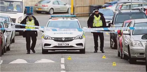  ??  ?? BEBERAPA anggota polis memeriksa lokasi imam ditembak seorang lelaki di Portland Road, Luton. - Agensi