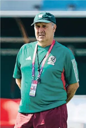  ?? ALFREDO ESTRELLA / AFP ?? L’home que acapara
l’atenció. Gerardo Martino, selecciona­dor de Mèxic, dirigint ahir l’última sessió d’entrenamen­t dels seus jugadors abans d’enfrontar-se aquest vespre a l’Argentina en un enfrontame­nt molt esperat