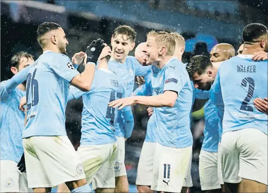  ?? DAVE THOMPSON / AP ?? Los futbolista­s del Manchester City celebran la clasificac­ión para la final de la Champions