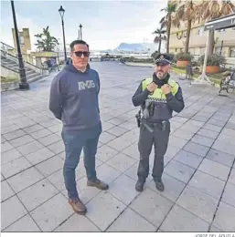  ?? JORGE DEL ÁGUILA ?? Gabriel Marín y José María de Hoyos en la plaza Virgen de las Lágrimas.