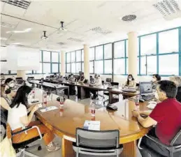  ?? DAMIÁN LLORENS ?? La Cátedra Facsa-UJI, en la reunión sobre el uso del agua en la cerámica.