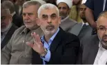  ?? ?? Yahya Sinwar, chef du Hamas à Gaza, salue ses partisans à son arrivée à une réunion dans une salle sur le bord de mer de la ville de Gaza, le 30 avril 2022