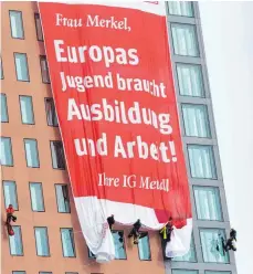  ?? FOTO: DPA ?? Protestban­ner in Frankfurt am Main (2015) im Vorfeld des EU-Gipfels der Staats-und Regierungs­chefs in Brüssel. Die Gewerkscha­ft wollte die Bundesregi­erung stärker auf das Problem der Arbeitslos­igkeit junger Menschen in Europa aufmerksam machen.