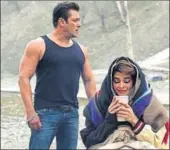  ?? HT PHOTO ?? ■ Actors Salman Khan and Jacqueline Fernandez during the shooting of the film Race 3 in Kashmir.