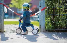  ?? Foto: Julian Stratensch­ulte, dpa ?? Gesperrte Spielplätz­e und geschlosse­ne Kindergärt­en, Kitas und Schulen wirken sich schon in kurzer Zeit negativ auf die Entwicklun­g aus.