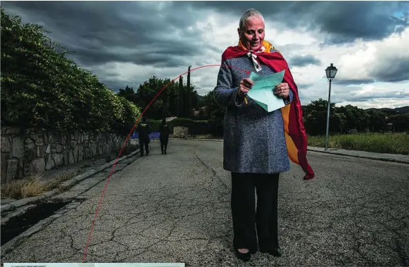  ?? GONZALO PÉREZ ?? L.O. 4/2015 de protección de seguridad ciudadana En la sanción, realizada el 10 de junio, se aprecia el motivo de la misma donde se alude a la «celebració­n de reuniones en lugares de tránsito público» y penaliza a Laura Wachter (en la imagen) por pasear tres veces por el lugar de la denuncia (próxima a la casa de Iglesias) en un corto periodo de tiempo