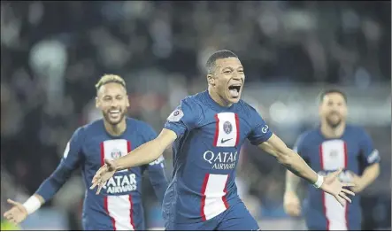  ?? Foto: efe ?? Mbappé celebra su importante gol, con Neymar y Messi detrás para abrazarse con él