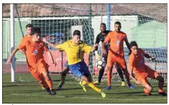  ?? (Photo Philippe Arnassan) ?? Les Étoilistes (en orange) ont été cueillis à froid par les Toulonnais.