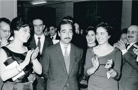  ?? CarLOl PÉrEZ DE rOZal / arXIU ?? Manuel de Pedrolo quan va guanyar el premi Sant Jordi amb Balanç fins a la matinada, el 1962