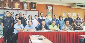  ??  ?? Lawrence (seated, second right) is seen in a group photo with programme committee members. KDC assistant secretary Kelimbik Sibat is seated at centre.