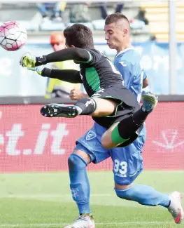  ??  ?? Rade Krunic, 21 anni, bosniaco, contrastat­o da Andrea Consigli, portiere del Sassuolo