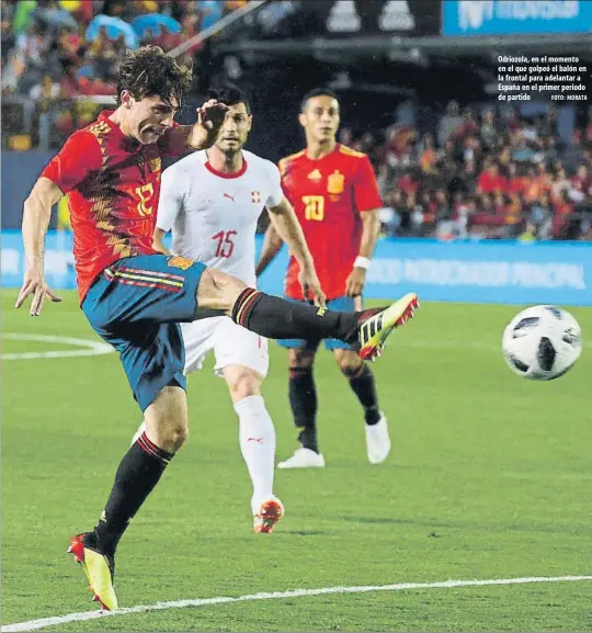  ?? FOTO: MORATA ?? Odriozola, en el momento en el que golpeó el balón en la frontal para adelantar a España en el primer periodo de partido