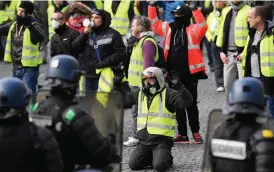  ?? FOTO: LEHTIKUVA / AFP / BERTRAND GUAY ?? ■Flera demonstran­ter hade förberett sig på att polisen möter dem med tårgas.