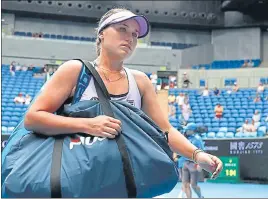  ?? REUTERS ?? Sofia Kenin leaves the court after losing her second round match to Kaia Kanepi.