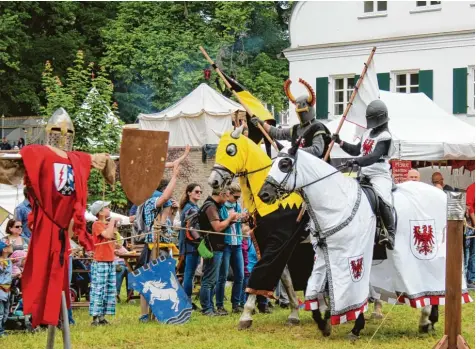  ?? Fotos: Josef Abt, Samuel Jacker ?? Der schwarze Ritter (links) lieferte sich mit dem Brandenbur­ger Ritter (rechts) ein spannendes Turnier.