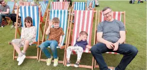  ?? ?? The Edwards family hitting the deckchairs in Wooburn Park. Ref:134837-29