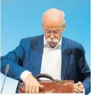  ?? /AFP ?? Dissatisfi­ed: Daimler CEO Dieter Zetsche closes his bag after the company’s annual media conference in Stuttgart, southweste­rn Germany, on Wednesday.