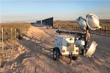  ??  ?? Muestra la construcci­ón de un nuevo muro fronterizo en el Refugio Nacional de Vida Silvestre San Bernardino