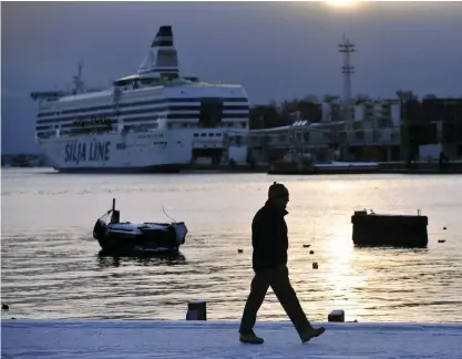  ??  ?? Färjor vid Olympiater­minalen lär bli en syn som försvinner. Hamnområde­t ska öppnas för fotgängare. Bilden är från december 2009.