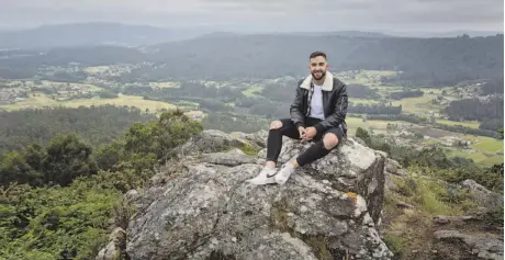  ?? [PACO RODRÍGUEZ] ?? Adrián Castro posa en lo alto del monte San Marcos; al fondo se puede ver Bertamirán­s, Covas, Pedras, Castelo y Augapesada