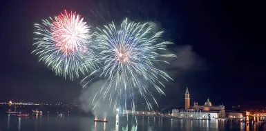  ??  ?? Grande classico
Lo spettacolo dei fuochi d’artificio in Canal Grande a Venezia: un grande classico che si ripete anche quest’anno per la notte di San Silvestro