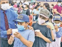  ?? ?? INNOCENTS: Children gather at a Mexican migrant camp.