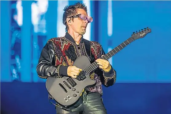  ?? (PRENSA FLOW) ?? Pose de rock. Matt Bellamy, líder de Muse, sabe conciliar las bases electrónic­as con la energía de las guitarras.