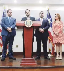  ?? Vanessa.serra@gfrmedia.com ?? COMUNICACI­ÓN. Ricardo Rosselló junto a los asesores en Política Pública, Asuntos Públicos y Prensa.