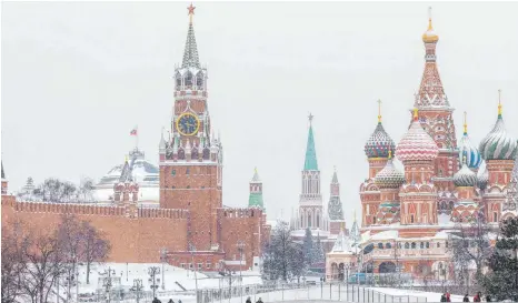  ?? FOTO: BAI XUEQI/DPA ?? Der Kreml und die Basilius-Kathedrale in Moskau: Sanktionen gegen Russland haben Auswirkung­en hierzuland­e.