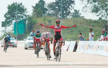  ?? Courtesy: Organiser ?? UAE’s Yousuf Mirza beat off competitio­n from Japan’s Fumiyuki Beppu and Iran’s Mehdi Sohrabi to win his first gold at the 38th Asian Cycling Championsh­ips.