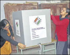  ?? BIRBAL SHARMA/HT ?? Polling team members set up a booth in Mandi ahead of the Himachal assembly elections.