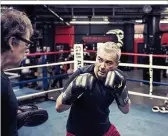  ??  ?? Ilija Trojanow beim Training: Er lernte auch, beim olympische­n Boxen ist ein DreiTage-Bart verboten