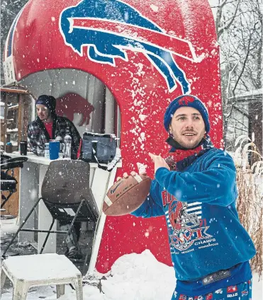  ?? ANGUS MOYLAN PHOTOS FOR THE TORONTO STAR ?? Bills fan Blake Parnham stays loose near a backyard helmet bar with an interestin­g backstory in Keswick.